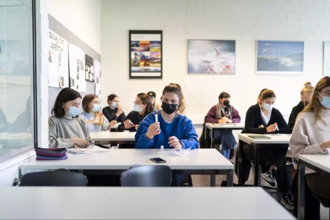 Schüler der Kantonsschule Wiedikon, Zürich, machen einen Test auf das Coronavirus. Coronavirus