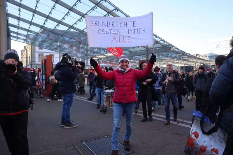 Mit Plakat und Klarinette wurde gegen die verhängten Massnahmen demonstriert.