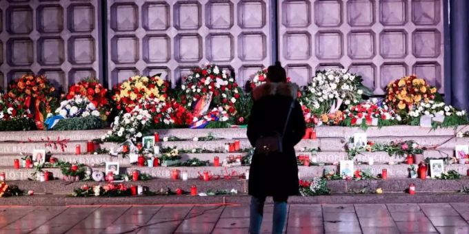 Eine Frau steht am Mahnmal «Der Riss» zum Gedenken an die Opfer des Terroranschlags von 2016. Foto: Hannibal Hanschke/Reuters/Pool/dpa Eine Frau steht am Mahnmal «Der Riss» zum Gedenken an die Opfer des Terroranschlags von 2016. Foto: Hannibal Hanschke/Reuters/Pool/dpa