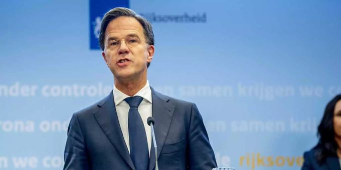 Mark Rutte, Ministerpräsident der Niederlande, gibt eine Pressekonferenz, um neue Verschärfungen in der Corona-politik anzukündigen. Die Niederlande haben kurz vor Weihnachten wegen der Omikron-Variante des Coronavirus einen neuen strengen Lockdown verhängt. Foto: Robin Utrecht/ANP/dpa Mark Rutte, Ministerpräsident der Niederlande, gibt eine Pressekonferenz, um neue Verschärfungen in der Corona-politik anzukündigen. Die Niederlande haben kurz vor Weihnachten wegen der Omikron-Variante des Coronavirus einen neuen strengen Lockdown verhängt. Foto: Robin Utrecht/ANP/dpa