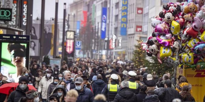 Die Düsseldorfer Innenstadt am letzten Samstag vor Weihnachten. Foto: Malte Krudewig/dpa Die Düsseldorfer Innenstadt am letzten Samstag vor Weihnachten. Foto: Malte Krudewig/dpa