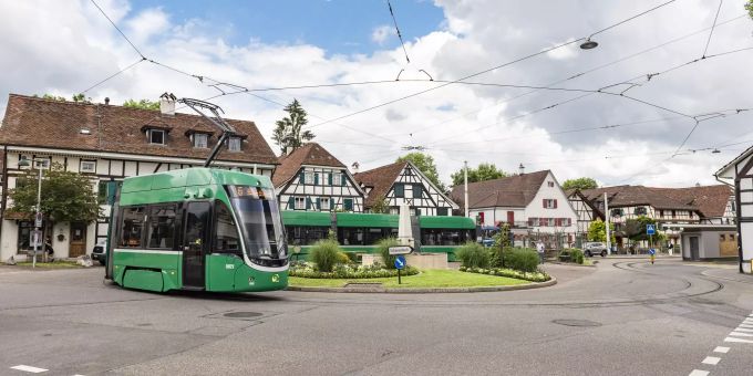 Enge Kehrschlaufe in Allschwil. Am 1. Juli 1905 löste die Basler Strassen-Bahn Linie 6 die Postkutsche ab. Enge Kehrschlaufe in Allschwil. Am 1. Juli 1905 löste die Basler Strassen-Bahn Linie 6 die Postkutsche ab.