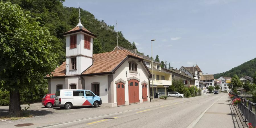 Das Feuerwehrmagazin an der Hauptstrasse in Waldenburg.