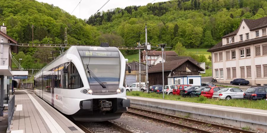 Zugeinfahrt am Bahnhof Läufelfingen.