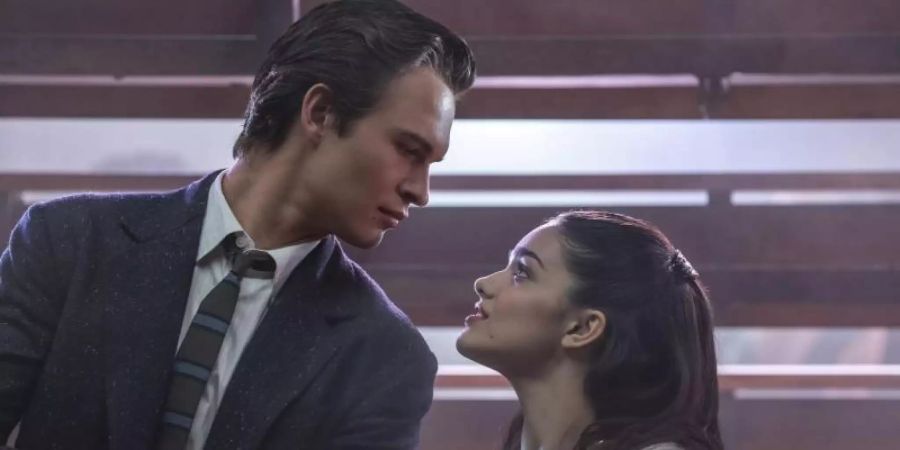 Ansel Elgort (l) als Tony and Rachel Zegler (Maria) in einer Szene des Films «West Side Story». Foto: Niko Tavernise/Walt Disney Studios/dpa