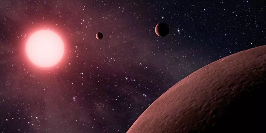 Eine künstlerische Darstellung von drei Exoplaneten, die den Stern KOI-961 umkreisen: Astronomen entwickelten eine KI, mit der sich künftig noch mehr, bisher unentdeckte Planeten aufspüren lassen. (Archivbild)