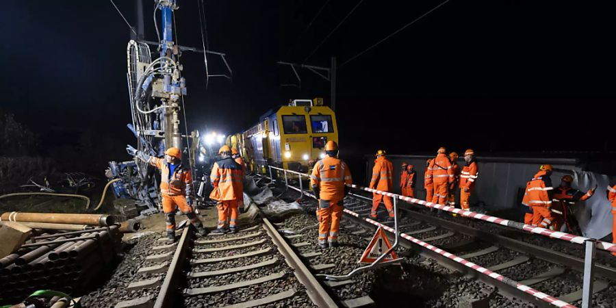 Die Arbeiten an der Sanierung der Bahnstrecke Lausanne - Genf laufen auch nachtsüber.