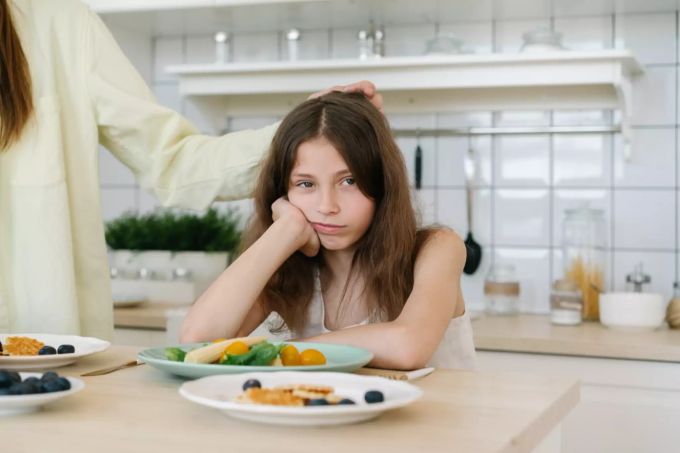Ein schlechtes seelischen Wohlbefinden hatten der Studie zufolge beispielsweise Kinder, die gar nichts zum Morgensessen assen. Schlechtgelauntes Mädchen.