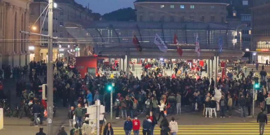 Demonstranten an der nicht bewilligten Corona-Demo stehen am 30. September 2021 auf dem Bahnhof Bern.