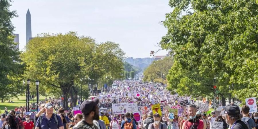 Tausende Menschen demonstrieren in der Washington für das Recht auf Abtreibung. Foto: Eric Kayne/AP/dpa