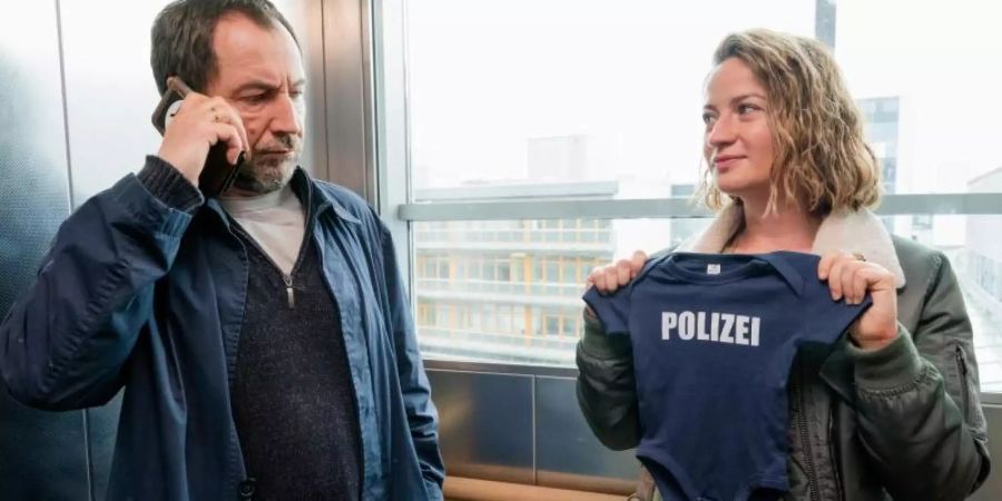 Theresa Wolff (Nina Gummich) begleitet Hauptkommissar Robert Brückner (Thorsten Merten) zur Geburt seines Kindes. Foto: Steffen Junghans/ZDF/dpa