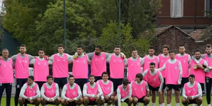 Als Zeichen im Kampf gegen Brustkrebs absolvierten die Spieler von Trainer Luis Enrique ihr Abschlusstraining mit rosa Leibchen. Foto: Luca Bruno/AP/dpa Als Zeichen im Kampf gegen Brustkrebs absolvierten die Spieler von Trainer Luis Enrique ihr Abschlusstraining mit rosa Leibchen. Foto: Luca Bruno/AP/dpa