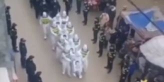 Bei Parade - China bestraft Corona-Sünder mit öffentlichem Blossstellen