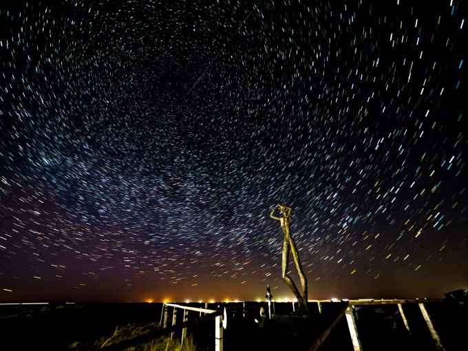 Aufgrund der geringen Lichtverschmutzung lässt sich auf Spiekeroog der nächtliche Sternenhimmel besonders gut beobachten, vor allem im Frühling und Herbst. Nachtimmel Skultptur Bronze Meer Horizont