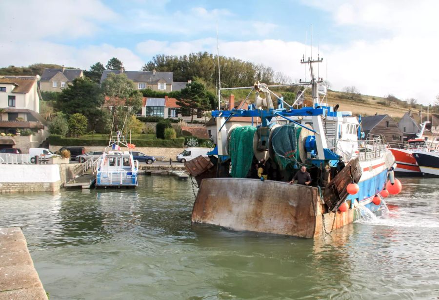 Fischerboot im Wasser Hafen