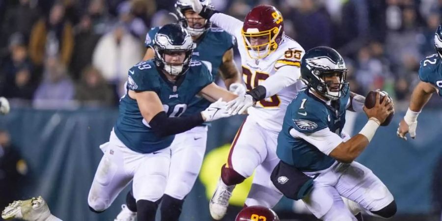 Eagles-Quarterback Jalen Hurts (r) läuft mit dem Football. Foto: Matt Rourke/AP/dpa