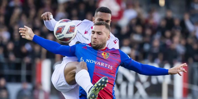 Pajtim Kasami (vorne) vom FC Basel im Spiel gegen den FC Sion. FC Basel