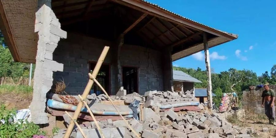 Ein von dem Erdbeben beschädigtes Haus in Karangasem auf der Insel Bali. Foto: Andi Husein/AP/dpa