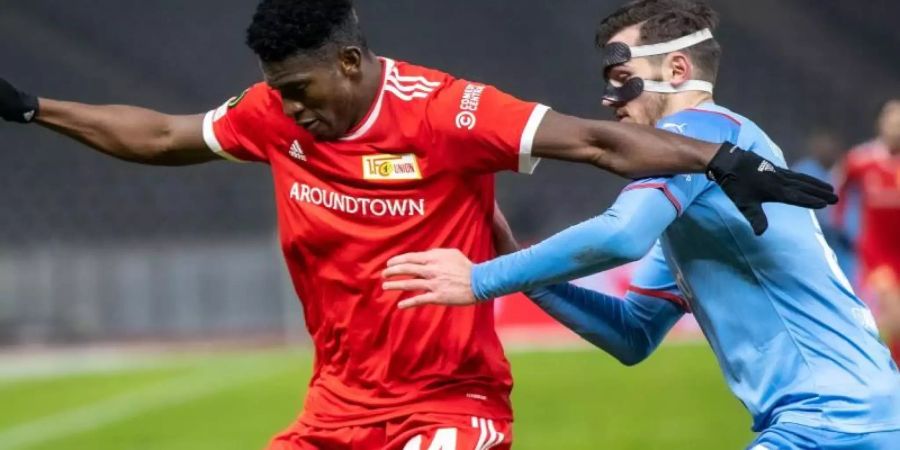 Unions Taiwo Awoniyi (l) schirmt den Ball gegen Taras Kacharaba von Slavia Prag ab. Foto: Andreas Gora/dpa