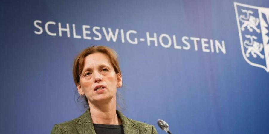 Karin Prien (CDU), Bildungsministerin von Schleswig-Holstein, spricht auf einer Pressekonferenz im Foyer des Landeshauses in Kiel. Foto: Christian Charisius/dpa
