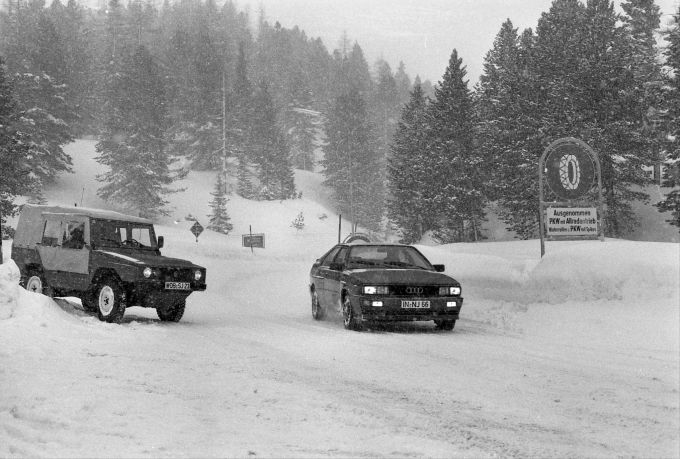 Ein VW Iltis und das «Schneemonster» in ihrem Element: bei Tests auf der Turracher Höhe in Österreich brillierte der quattro-Prototyp auch in dickem Neuschnee. Audi Quattro Geschichte