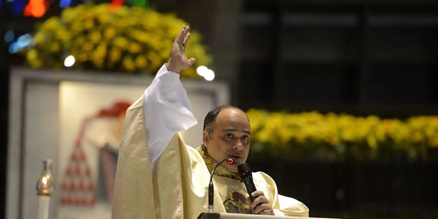 Der Rektor des Christus-Erlöser-Heiligtums, Pater Omar, spricht während einer Messe zum 90. Geburtstag von Christus dem Erlöser in der Kathedrale von San Sebastian in Rio de Janeiro. Foto: Tomaz Silva/Agencia Brazil/dpa