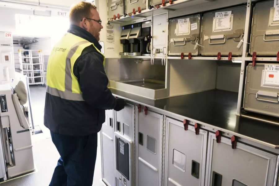 Ein Mitarbeiter von Gate Gourmet liefert Essen für einen Swiss-Flug.