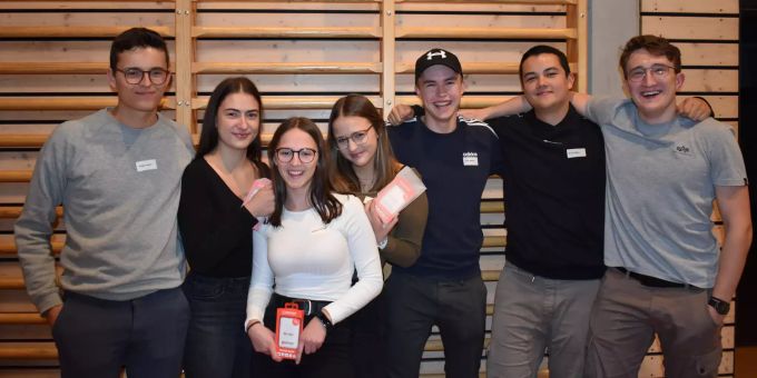 Siegergruppe des traditionellen Quiz: v.l.n.r. Philipp Leuener, Mirjam Kluser, Nathalie Haltiner, Yvonne Graber, Julian Ammann, Martin Kühnis und Chris Langenegger.