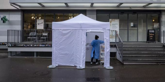 In einem Zelt werden Tests auf das Coronavirus durchgeführt. Coronavirus