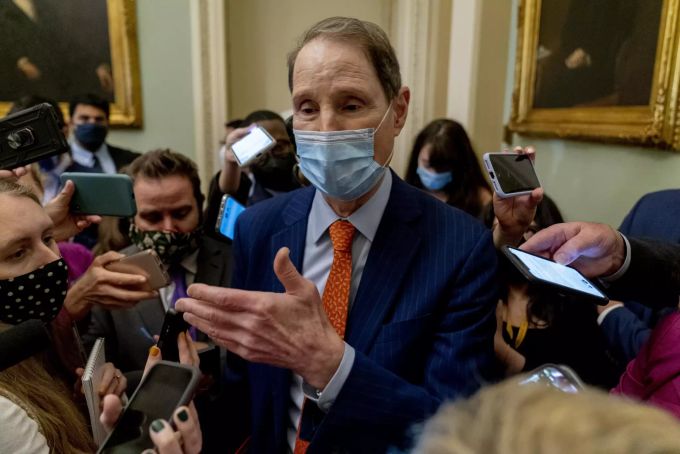 Senator Ron Wyden spricht im Kapitol. Congress