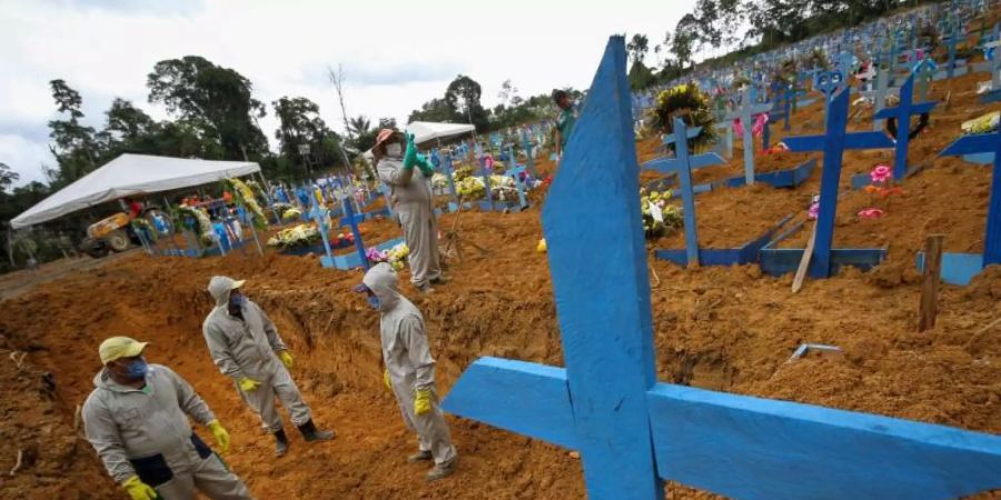 Massengrab auf dem Friedhof in Manaus in Brasilien. Die Corona-Pandemie kostete weltweit Hunderttausende Menschenleben. Foto: Lucas Silva/dpa