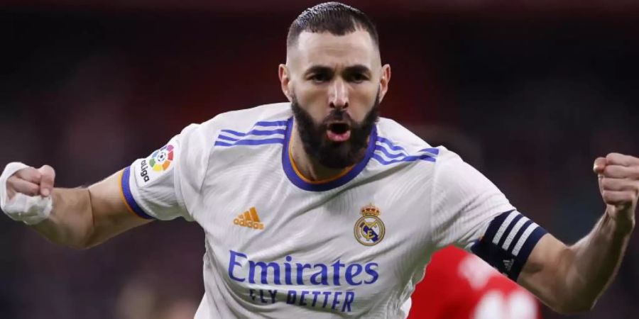 Karim Benzema von Real Madrid jubelt über sein Tor. Foto: Ricardo Larreina/AP/dpa