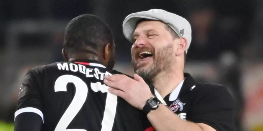 Köln-Trainer Steffen Baumgart (r) ist optimistisch vor dem Spiel beim BVB. Foto: Marijan Murat/dpa