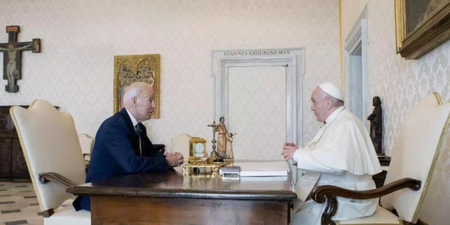 Papst Franziskus empfing Joe Biden zu einem langen Gespräch. Foto: Divisione Produzione Fotografica/Vatican Media/dpa