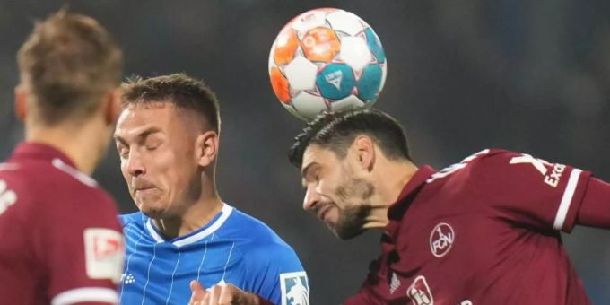Torjäger Phillip Tietz (l) setzte sich mit Darmstadt 98 gegen den 1. FC Nürnberg mit Christopher Schindler (r) durch. Foto: Thomas Frey/dpa Torjäger Phillip Tietz (l) setzte sich mit Darmstadt 98 gegen den 1. FC Nürnberg mit Christopher Schindler (r) durch. Foto: Thomas Frey/dpa