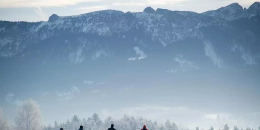 Tägliche Berichte vom Lawinenwarndienst und angepasste Corona-Regeln erwarten die Wintersportler und Urlauber. Foto: Tobias Hase/dpa-tmn/Archivbild