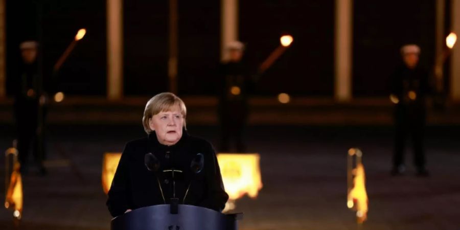 Merkel beim Grossen Zapfenstreich