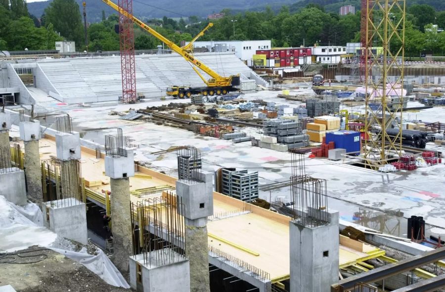 Die Osttribüne des neuen Stadions ist früh zu erkennen.