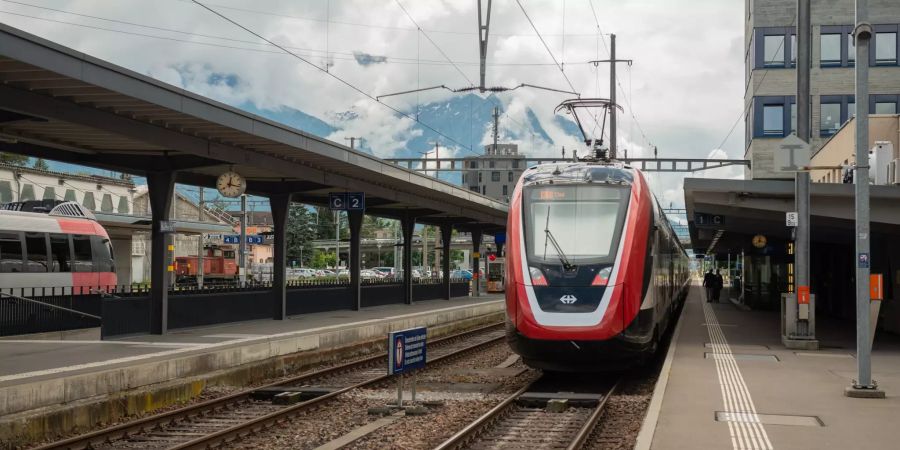 Zugeinfahrt am Bahnhof in Buchs (SG).