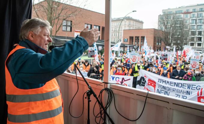 Martin Burkert, Stellvertretender Vorsitzender der Eisenbahn- und Verkehrsgewerkschaft (EVG), spricht bei einem Protest. Martin Burkert