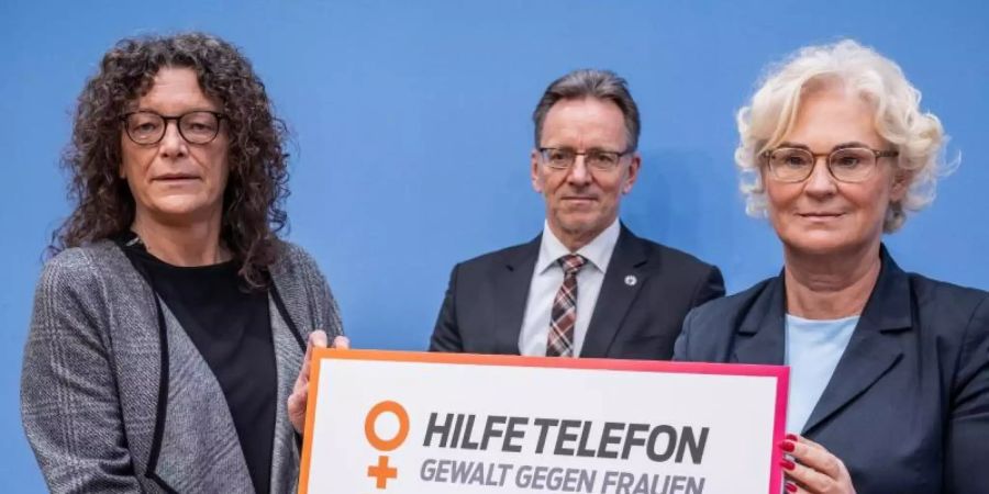 Frauen- und Familienministerin Christine Lambrecht (r.) Petra Söchting, Leiterin des Hilfetelefons "Gewalt gegen Frauen", und BK-Präsident Holger Münch bei der Vorstellung der Studie. Foto: Michael Kappeler/dpa