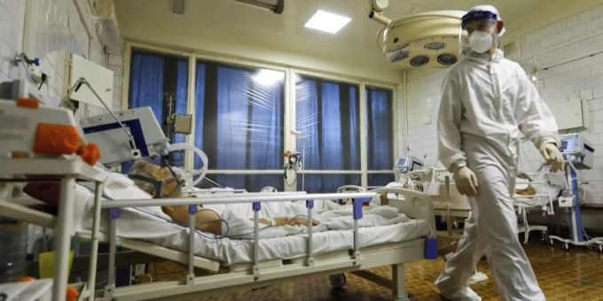 Ein Corona-Patient wird im russischen Volgograd in einem Spital behandelt. Russland