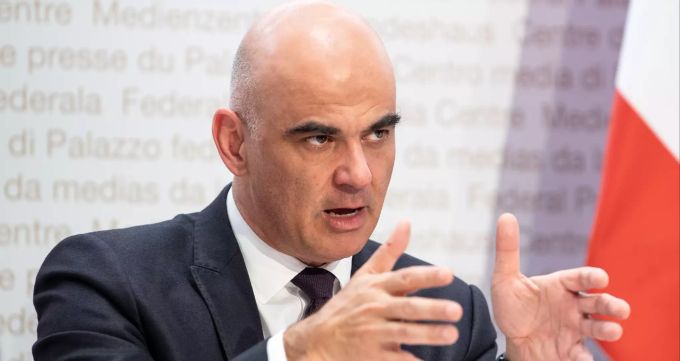 Bundesrat Alain Berset spricht an einer Medienkonferenz über die steigenden Zahlen der Neuansteckungen mit dem Coronavirus, am Mittwoch, 24. November 2021, in Bern. alain berset coronavirus