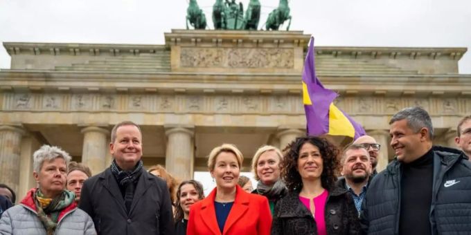 Spitzenpolitiker der Berliner SPD, Grünen und Linkspartei vor dem Brandenburger Tor. Foto: Monika Skolimowska/dpa-Zentralbild/dpa Spitzenpolitiker der Berliner SPD, Grünen und Linkspartei vor dem Brandenburger Tor. Foto: Monika Skolimowska/dpa-Zentralbild/dpa