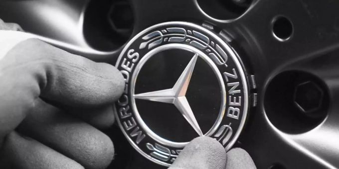 Daimler führt im Rastatter Mercedes-Benz-Werk wegen des Mangels an elektronischen Bauteilen Kurzarbeit ein. Foto: Uli Deck/dpa Daimler führt im Rastatter Mercedes-Benz-Werk wegen des Mangels an elektronischen Bauteilen Kurzarbeit ein. Foto: Uli Deck/dpa