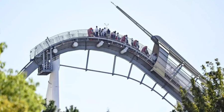 Fahrgäste einer Achterbahn der Universal Studios Japan sitzen fest. Foto: -/Kyodo/dpa