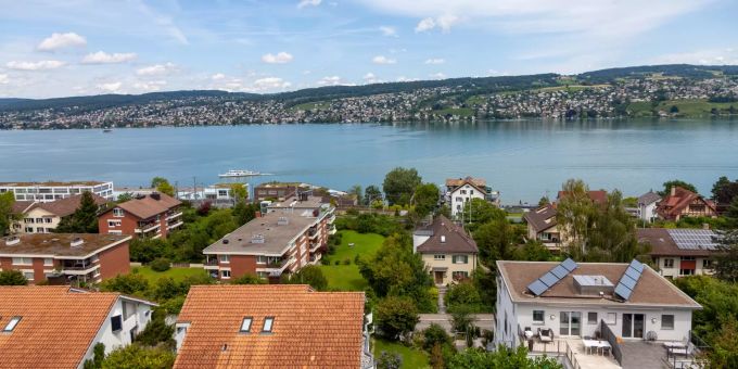 Aussicht über Thalwil und den Zürichsee bis nach Erlenbach. Aussicht über Thalwil und den Zürichsee bis nach Erlenbach.