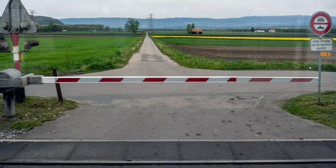 Bahnschranke bei Kerzers. Bahnschranke bei Kerzers.