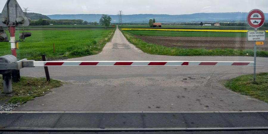 Die Bahnschranke bei Kerzers.