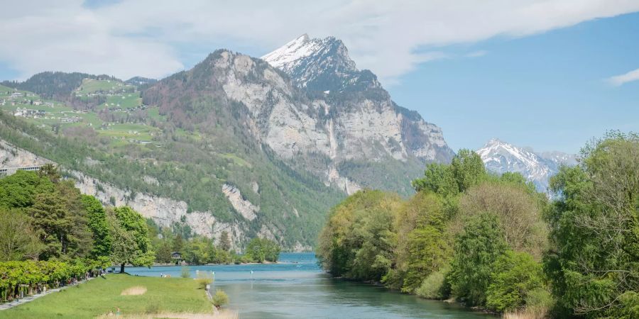 Ortseinfahrt Weesen (SG) auf der Brücke an der Bahnhofstrasse mit Blick Richtung Linthkanal und den Walensee.